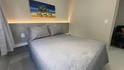 Uma cama ou camas num quarto em 570 - Lindo Flat á 350m da praia de Bombas
