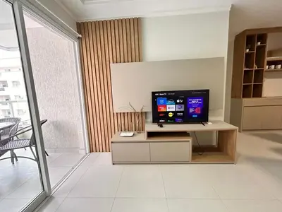 Uma televisão e/ou sistema de entretenimento em 572 - Apartamento 2 dormitórios na praia de Bombas