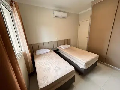 Uma cama ou camas num quarto em 572 - Apartamento 2 dormitórios na praia de Bombas