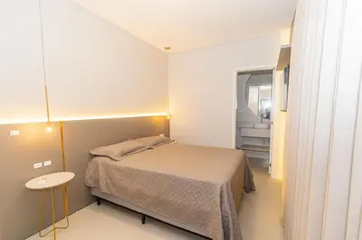 Uma cama ou camas num quarto em 107A - Apartamento a poucos metros do mar em Bombas