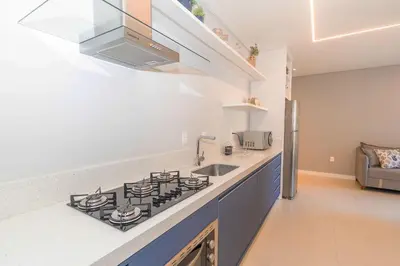 A cozinha ou kitchenette de 107A - Apartamento a poucos metros do mar em Bombas
