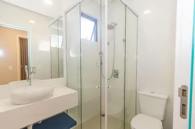 Uma casa de banho em 107A - Apartamento a poucos metros do mar em Bombas