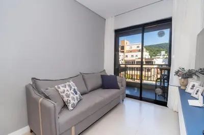 Uma área de estar em 107A - Apartamento a poucos metros do mar em Bombas