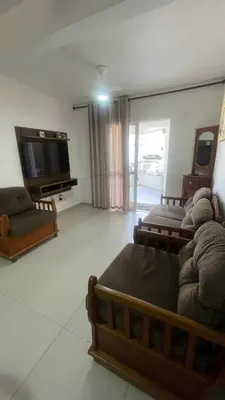 Uma televisão e/ou sistema de entretenimento em Apto Térreo à 100mts do Mar