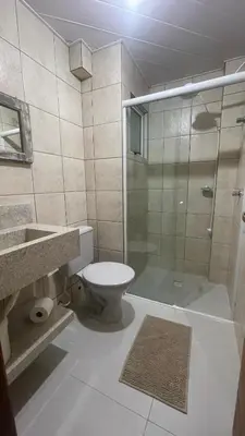 Uma casa de banho em Apto Térreo à 100mts do Mar
