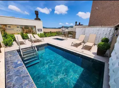 A piscina em ou perto de Apartamento completo novo, praia de Bombas com piscina aquecida