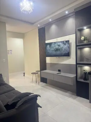 Uma televisão e/ou sistema de entretenimento em Apartamento completo novo, praia de Bombas com piscina aquecida