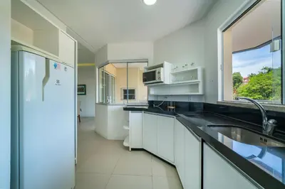 A cozinha ou kitchenette de A42 - Águas Azuis - Apto 402 bl 02