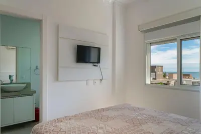 Uma televisão e/ou sistema de entretenimento em A42 - Águas Azuis - Apto 402 bl 02