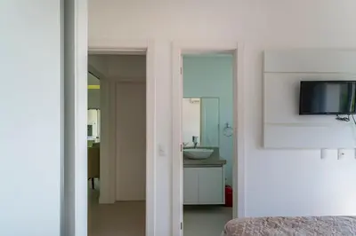 Uma televisão e/ou sistema de entretenimento em A42 - Águas Azuis - Apto 402 bl 02