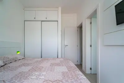Uma cama ou camas num quarto em A42 - Águas Azuis - Apto 402 bl 02