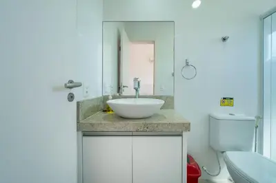 Uma casa de banho em A42 - Águas Azuis - Apto 402 bl 02