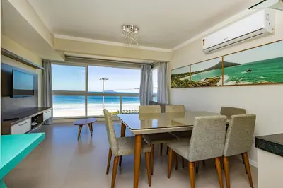 A planta de Yasmin 202 – Lindo Apartamento com Vista Panorâmica para o Mar em Quatro Ilhas, com Roupa de Cama e Toalhas Inclusas.