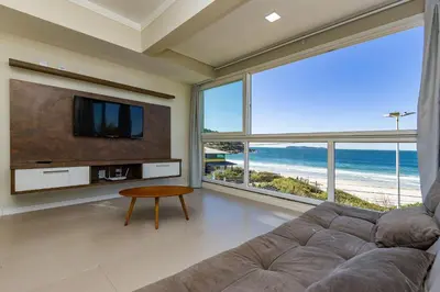 A planta de Yasmin 202 – Lindo Apartamento com Vista Panorâmica para o Mar em Quatro Ilhas, com Roupa de Cama e Toalhas Inclusas.
