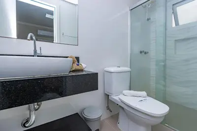 A planta de Yasmin 202 – Lindo Apartamento com Vista Panorâmica para o Mar em Quatro Ilhas, com Roupa de Cama e Toalhas Inclusas.