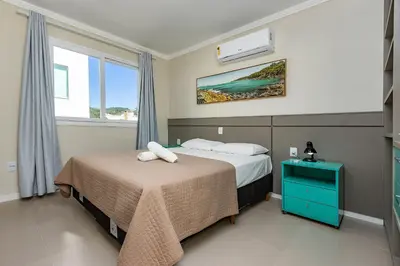 A planta de Yasmin 202 – Lindo Apartamento com Vista Panorâmica para o Mar em Quatro Ilhas, com Roupa de Cama e Toalhas Inclusas.