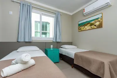 A planta de Yasmin 202 – Lindo Apartamento com Vista Panorâmica para o Mar em Quatro Ilhas, com Roupa de Cama e Toalhas Inclusas.