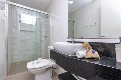 A planta de Yasmin 202 – Lindo Apartamento com Vista Panorâmica para o Mar em Quatro Ilhas, com Roupa de Cama e Toalhas Inclusas.