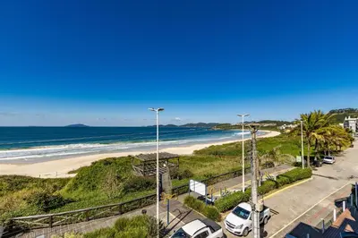 A planta de Yasmin 202 – Lindo Apartamento com Vista Panorâmica para o Mar em Quatro Ilhas, com Roupa de Cama e Toalhas Inclusas.