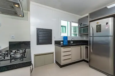 A planta de Yasmin 202 – Lindo Apartamento com Vista Panorâmica para o Mar em Quatro Ilhas, com Roupa de Cama e Toalhas Inclusas.