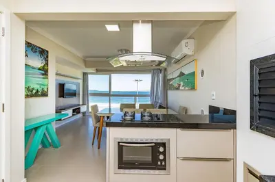 A planta de Yasmin 202 – Lindo Apartamento com Vista Panorâmica para o Mar em Quatro Ilhas, com Roupa de Cama e Toalhas Inclusas.