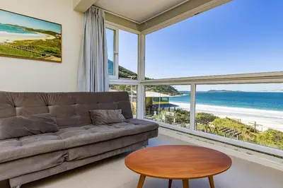 A planta de Yasmin 201 – Lindo Apartamento com Vista Panorâmica para o Mar em Quatro Ilhas, com Roupa de Cama e Toalhas Inclusas.