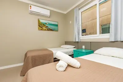 A planta de Yasmin 201 – Lindo Apartamento com Vista Panorâmica para o Mar em Quatro Ilhas, com Roupa de Cama e Toalhas Inclusas.