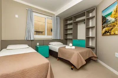 A planta de Yasmin 201 – Lindo Apartamento com Vista Panorâmica para o Mar em Quatro Ilhas, com Roupa de Cama e Toalhas Inclusas.
