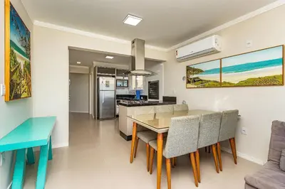 A planta de Yasmin 201 – Lindo Apartamento com Vista Panorâmica para o Mar em Quatro Ilhas, com Roupa de Cama e Toalhas Inclusas.