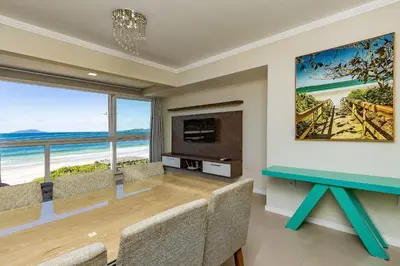 A planta de Yasmin 201 – Lindo Apartamento com Vista Panorâmica para o Mar em Quatro Ilhas, com Roupa de Cama e Toalhas Inclusas.