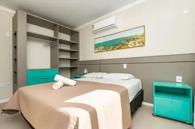 A planta de Yasmin 201 – Lindo Apartamento com Vista Panorâmica para o Mar em Quatro Ilhas, com Roupa de Cama e Toalhas Inclusas.