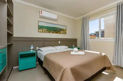 A planta de Yasmin 201 – Lindo Apartamento com Vista Panorâmica para o Mar em Quatro Ilhas, com Roupa de Cama e Toalhas Inclusas.