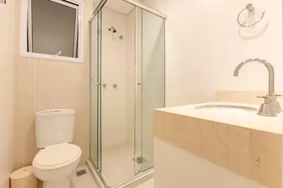 Uma casa de banho em Localização Privilegiada Apartamento a 200m da Praia