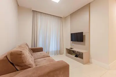 Uma televisão e/ou sistema de entretenimento em Localização Privilegiada Apartamento a 200m da Praia