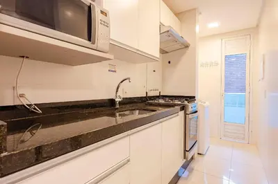 A cozinha ou kitchenette de Localização Privilegiada Apartamento a 200m da Praia