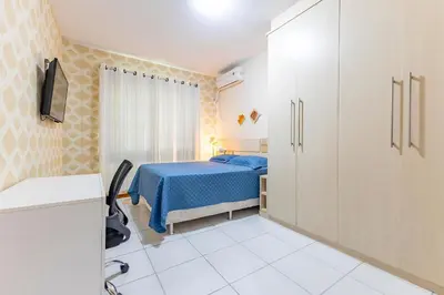 A planta de Confortável Apartamento a Poucos Minutos da Praia