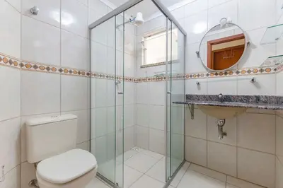 A planta de Confortável Apartamento a Poucos Minutos da Praia