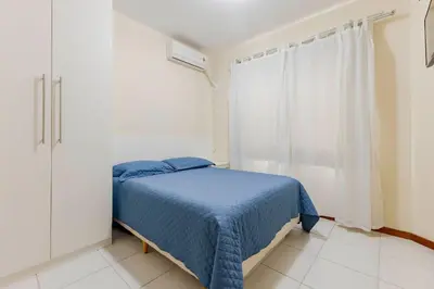 A planta de Confortável Apartamento a Poucos Minutos da Praia