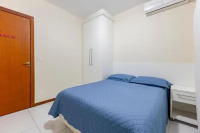 A planta de Confortável Apartamento a Poucos Minutos da Praia