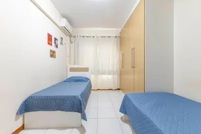 A planta de Confortável Apartamento a Poucos Minutos da Praia