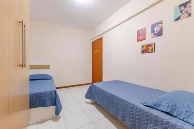 A planta de Confortável Apartamento a Poucos Minutos da Praia