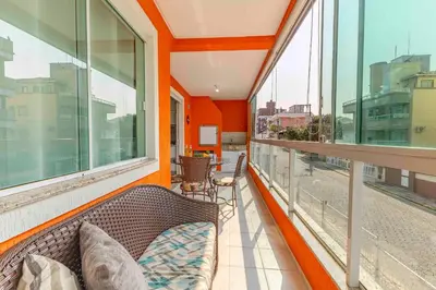 A planta de Confortável Apartamento a Poucos Minutos da Praia
