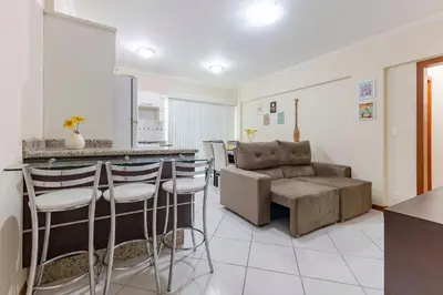 A planta de Confortável Apartamento a Poucos Minutos da Praia