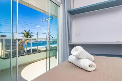 A planta de Aline 102 – Aconchegante Apartamento com Vista para o Mar, a Poucos Metros da Praia de Quatro Ilhas.
