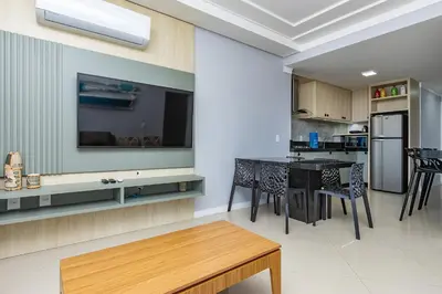 A planta de Aline 102 – Aconchegante Apartamento com Vista para o Mar, a Poucos Metros da Praia de Quatro Ilhas.