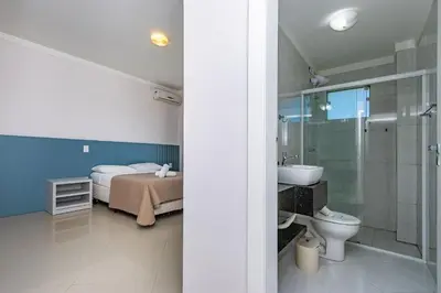 A planta de Aline 102 – Aconchegante Apartamento com Vista para o Mar, a Poucos Metros da Praia de Quatro Ilhas.