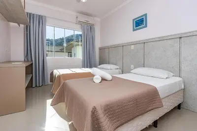 A planta de Aline 102 – Aconchegante Apartamento com Vista para o Mar, a Poucos Metros da Praia de Quatro Ilhas.
