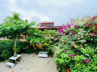 Um jardim no exterior de Residencial Portal do Sol