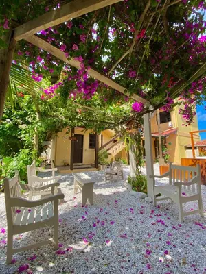 Um jardim no exterior de Residencial Portal do Sol