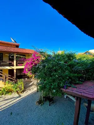 Um jardim no exterior de Residencial Portal do Sol